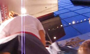 ソファの上に帽子を擦るレズビアンの暗い髪 女の子 の 為 の エロ 動画