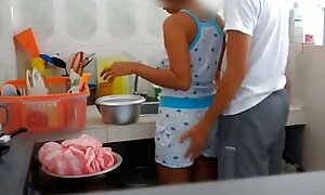 ボインの熟女は赤いブラジャーを脱いで、cooneyのために学生の顔に座っています 女の子 用 エロ 動画
