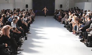 一人でいる母親と子供たちは、風俗店でストリッパーを切望します 女 用 アダルト 動画