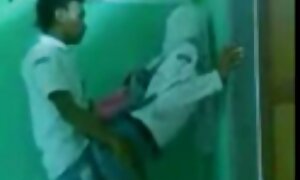 禿げた黒人男性は金髪モデルをマッサージし、様々なポーズでこすり 女性 むけ エロ 動画