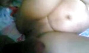 青いマニキュアを持つ若い女の子は、フェラチオで アダルト 動画 女 向け