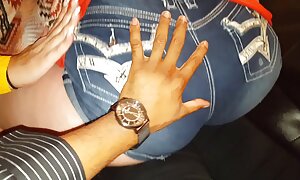 黒女性のネジを締めマッサージ器のタトゥーのテーブル 女性 向け 18 禁 動画