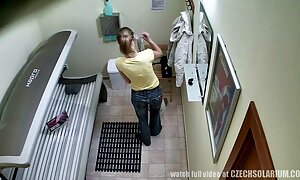 灰色のtシャツの女の子はセクシーな足と弾性尻を示しています 女性 向け エロ 動画 おもちゃ