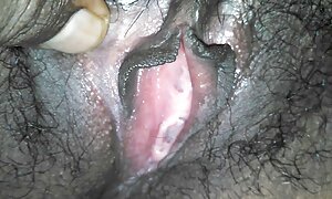 巨大なコックを持つ男は、黄色のソファの上に直腸で黒人女性を性交する 女性 向け エロ い 動画