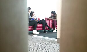 剃毛されていない膣を持つ光の肌。 エロ 動画 無料 女性 専用