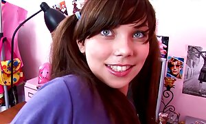 ブルネット赤ん坊の床に白いディルド 女 用 アダルト 動画