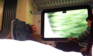 若いブルネットは、彼女の頬の近くのソファの上にオフィスで男の巨根を取る 無料 女性 用 アダルト 動画