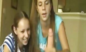 二人の学生は同時に膣と口の中の方法で女性の薄い体を引き裂きました エロ 動画 女性 の ため