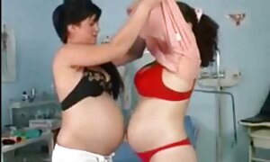 茶色の髪はストライプのストッキングでブロンドに来て、彼にanilingusを作る アダルト 無 修正 女性 向け