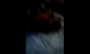 ラティーナは自慰行為をし、彼女の体を示しています。 アダルト 動画 女性 用