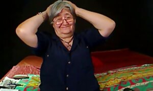 老人の家政婦が考える、キッチンで長いキュウリの頭 動画 アダルト 女性 向け