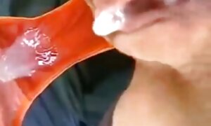 話題のスポーツの女性とレギンスは、カーペットの上に演習を行います エロメン 動画 無料