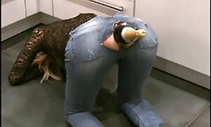 夫が寝ている間、恋人はベッドの上で膣の中で40歳の母親とセックスをしています 無料 エロ 女性 向け