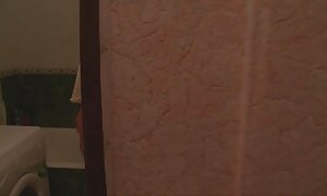 クリームで彼女の体をこする毛深い陰部と脇の下とミンクス 無料 エロ 動画 女 用