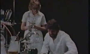 若いwomanizerはジーンズを脱ぎ、膣の大人モデルに大きいボルトを挿入します エロ 動画 女性 専用 無料