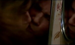 ビルダーは、すべての隙間にマッサージテーブルの上にジューシーな 女性 用 無料 アダルト 映像