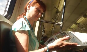 筋肉の男の体をこすり大きな胸を持つ肥満の女性と彼のコックに乗ります エロ 動画 女の子 専用