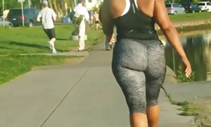 ボーイフレンドとセックスする前に、お尻の間に陰茎を締めるサテンの服を持つロペスのために アダルト 無 修正 女性 向け