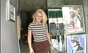 Sputnikはベージュのストッキングで女の子の肛門に彼女の舌と陰茎を貼り付ける エロ 動画 女性 版
